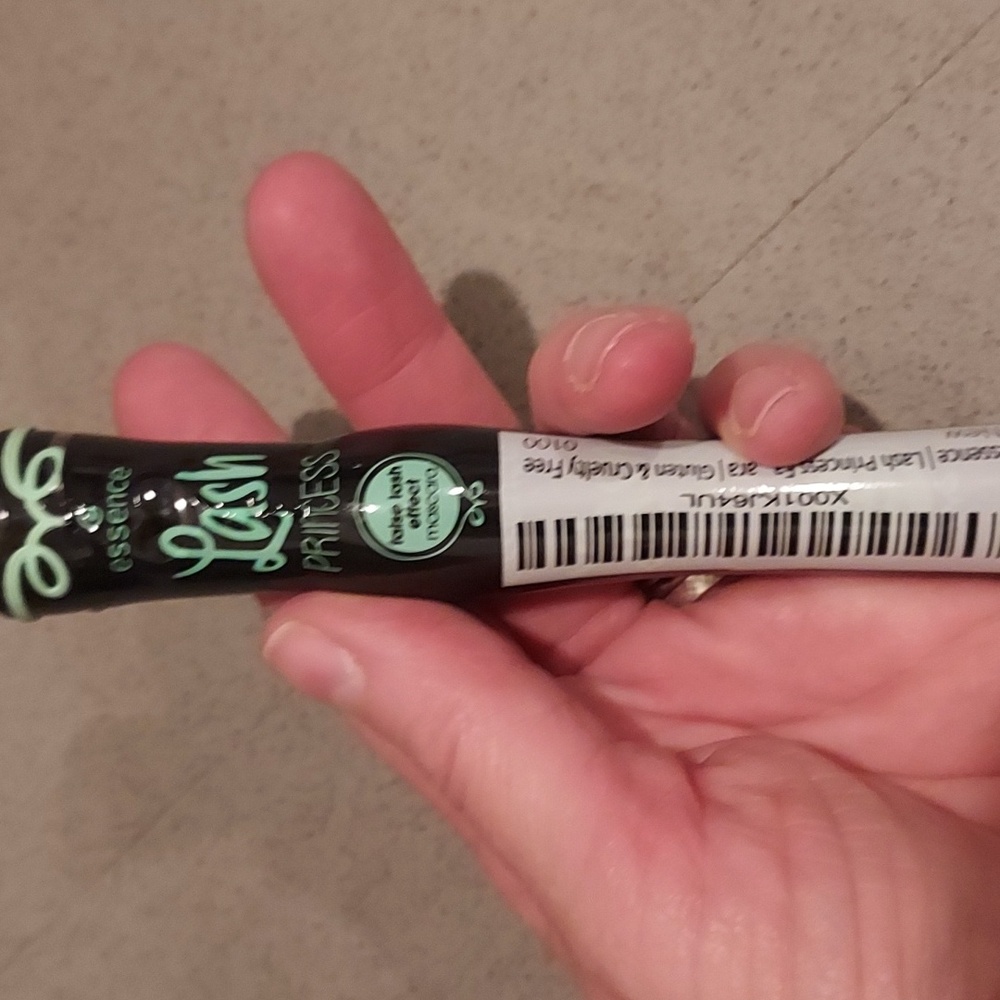 Black mascara - False lash effects by Essence